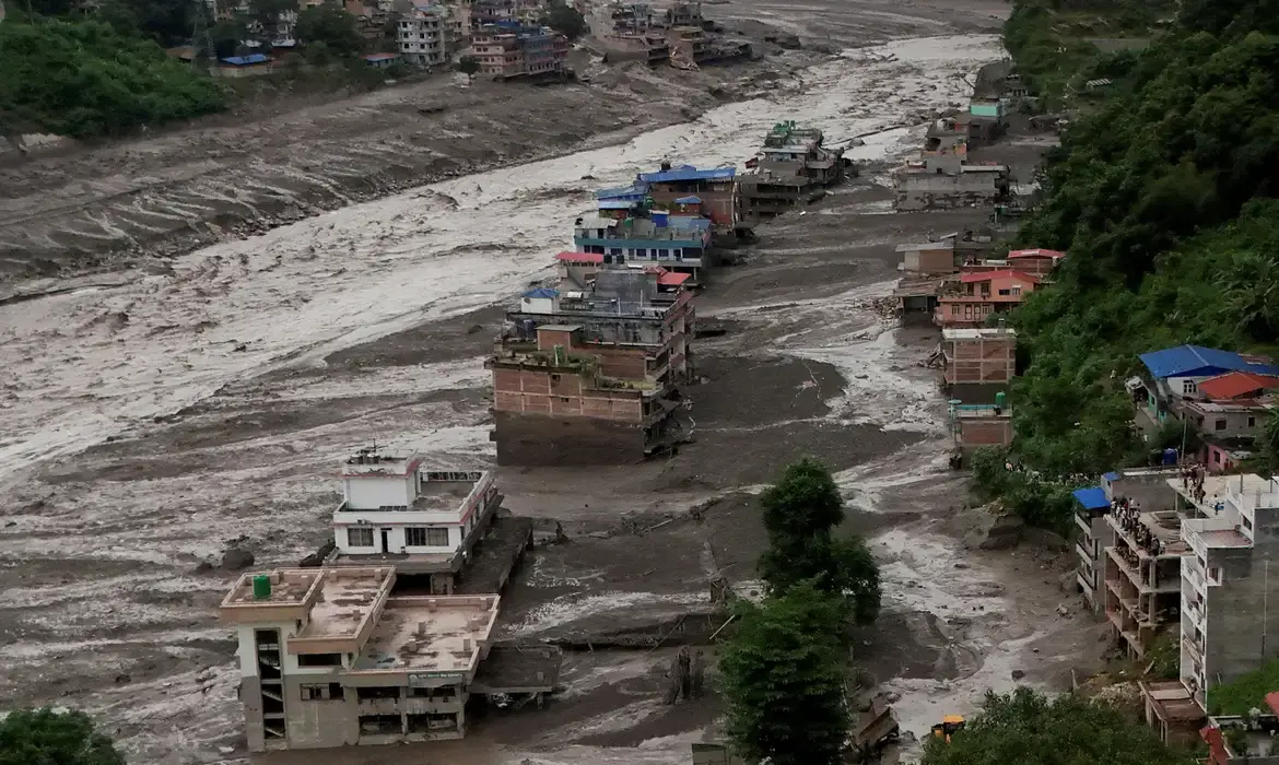 Inundação repentina na fronteira entre Nepal e Tibete deixa 95 mortos