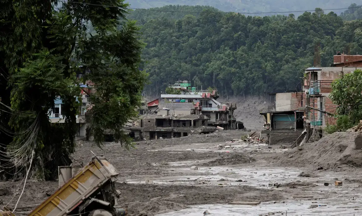 Nepal alerta para novo risco, com lago em área afetada por inundações