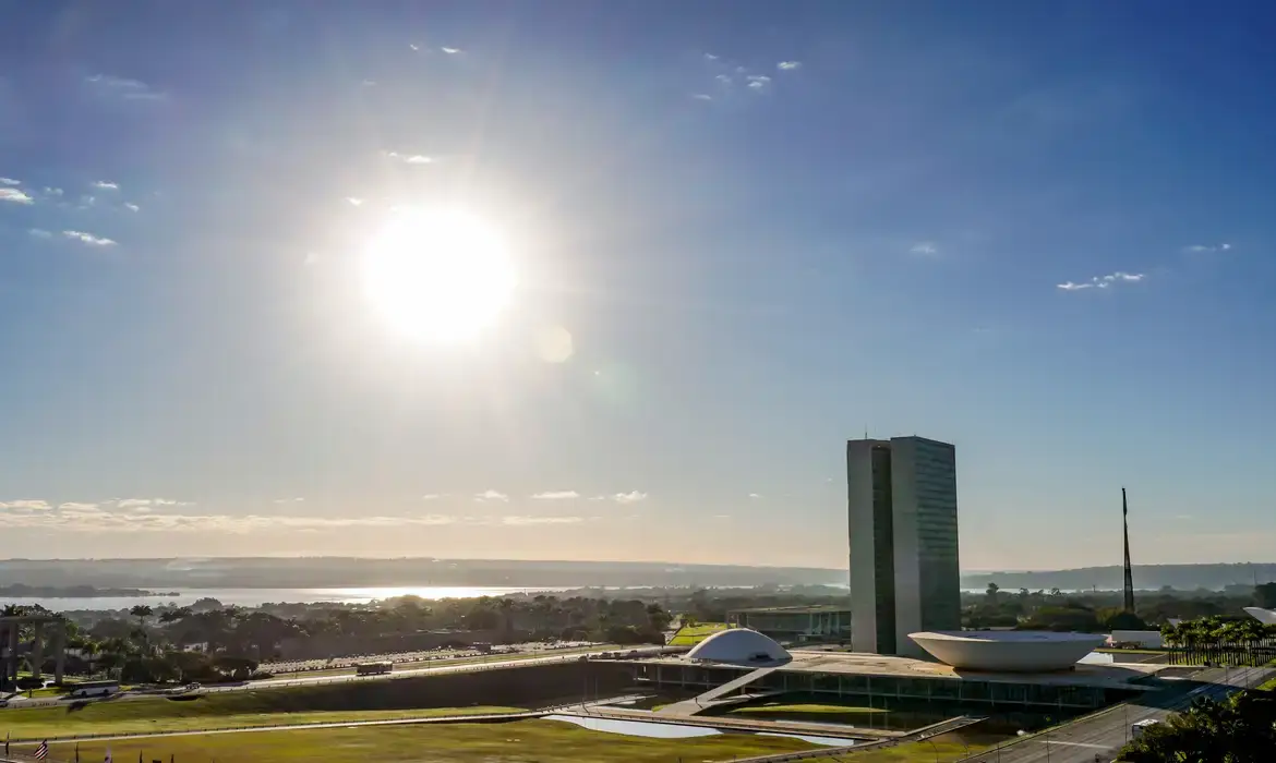 Congresso vota nesta semana fim da escala 6×1 e "taxa das blusinhas"
