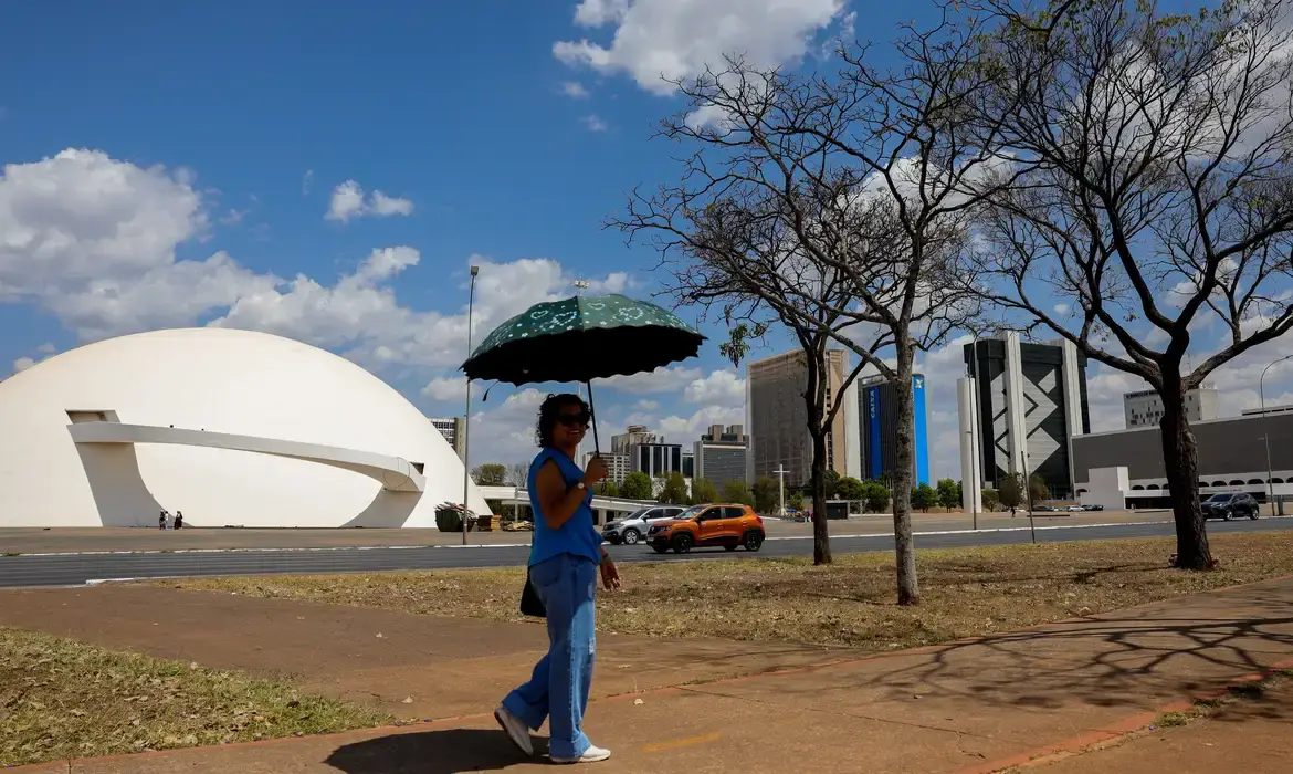 Região Sul tem risco de temporal e granizo; outras regiões têm calor