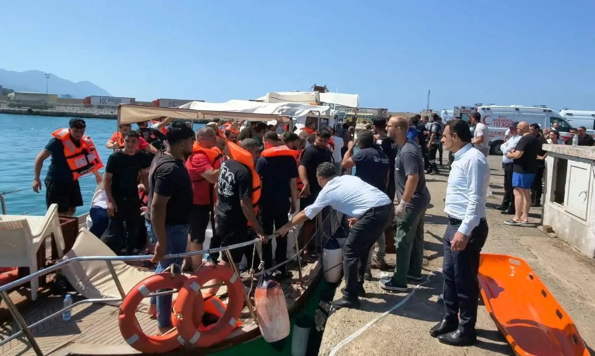 Barco naufraga no Chipre e deixa oito pessoas mortas