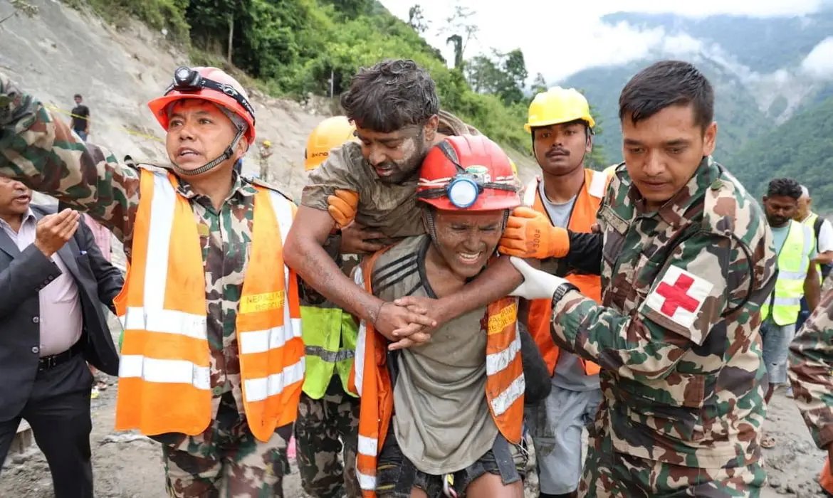 Nove dias após desastre, duas pessoas são resgatadas com vida no Nepal