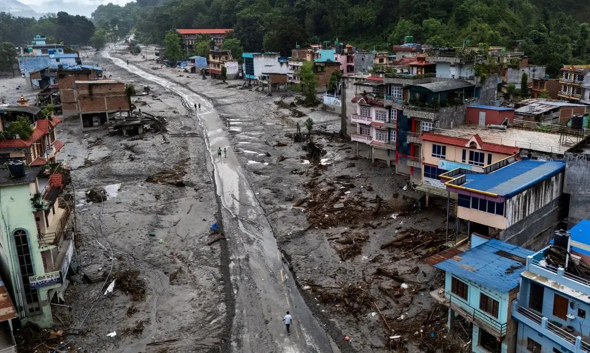 Mulher é encontrada viva no Nepal, mais de dez dias após avalanche