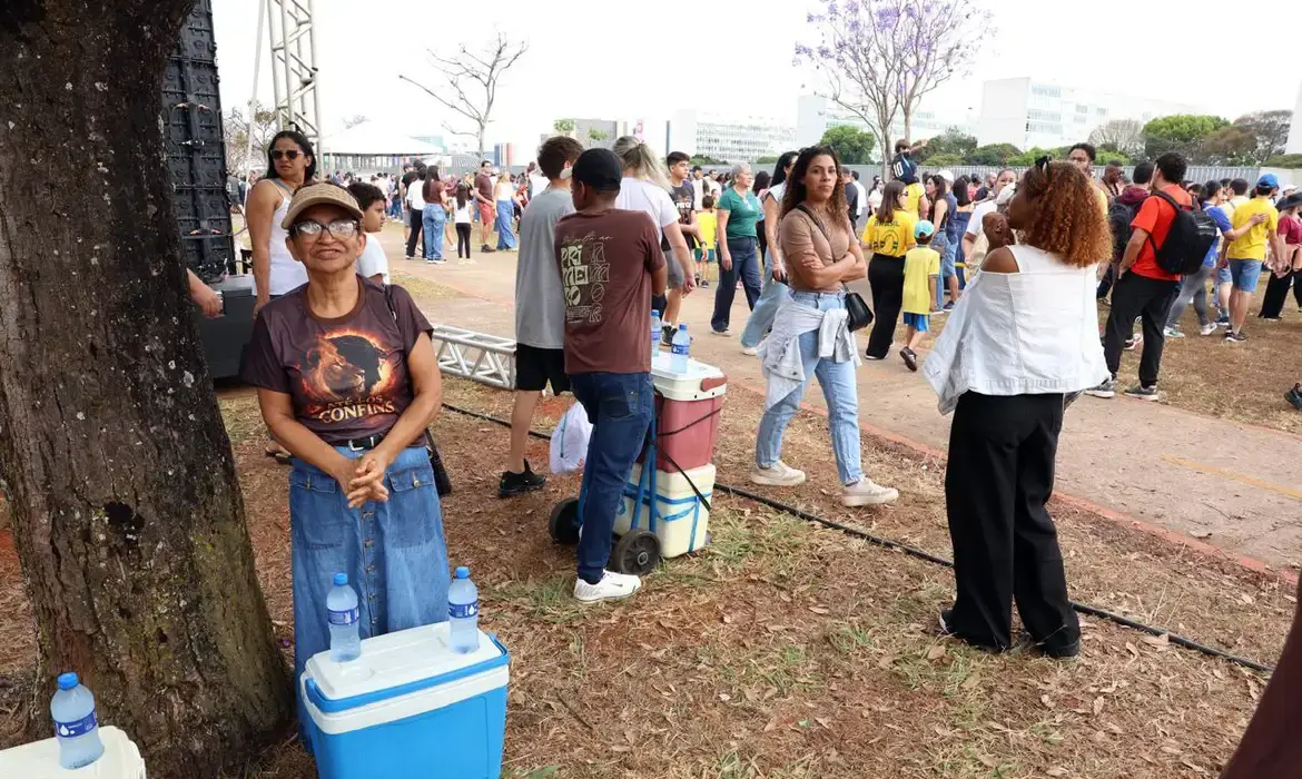 Ambulantes "desfilam" no 7 de Setembro em busca de sustento