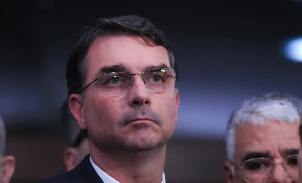 A verdade bateu à porta de Flávio Bolsonaro