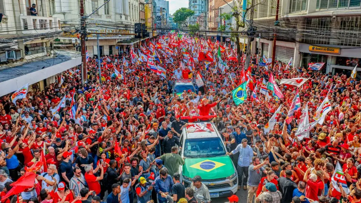 A democracia vai às ruas — e Flávio revela o despreparo nas telas